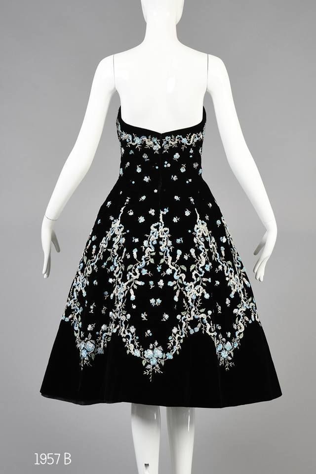 NiceVestidos - Schwarzes, geblümtes Satin-Kurzes formelles Heimkehrkleid Hoco Gown nv5502