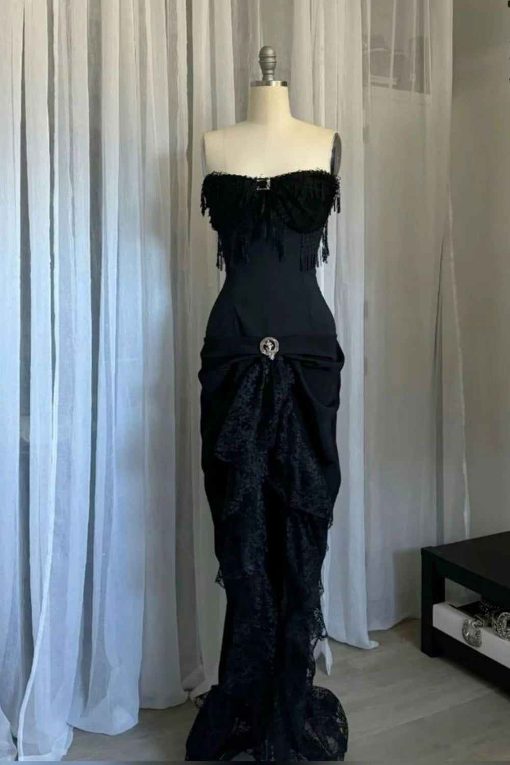 Robe sirène bustier en dentelle et tulle noir à franges NV6246