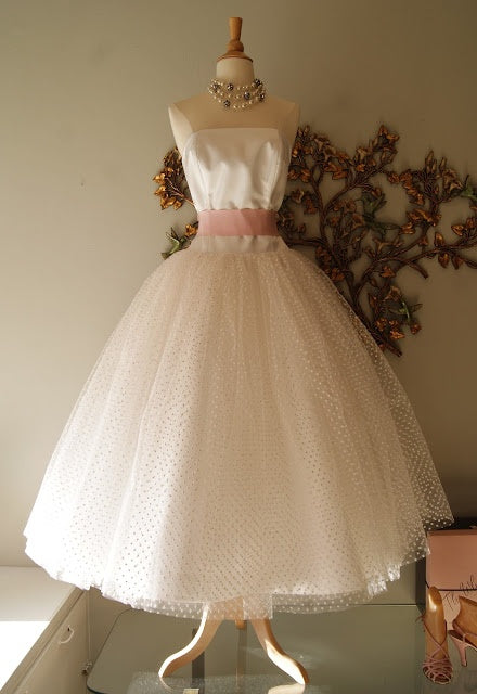 NiceVestidos – Kurzes Midi-/Crop-Heimkehrkleid aus Tüll mit rosa Schleife, weiß, NV5595