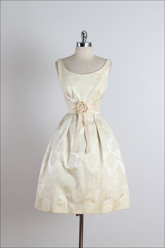 NiceVestidos - Robe de soirée courte en satin à fleurs nv5569