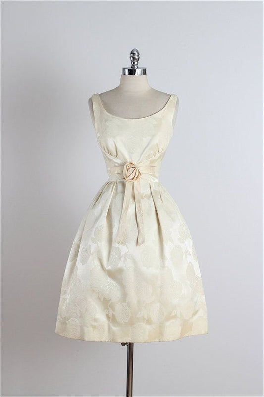 NiceVestidos – Kurzes Satin-Heimkehrkleid mit Blumenmuster, NV5569