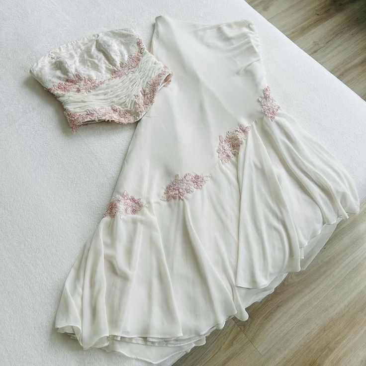 Robe de soirée longue deux pièces blanche élégante à fleurs roses avec appliques et haut tube nv3507