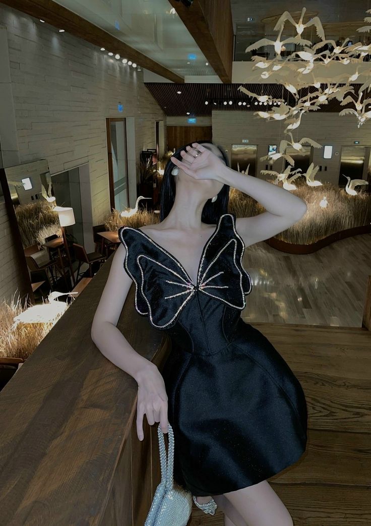 Robe de soirée courte à ailes de papillon unique et tendance noire nv3204