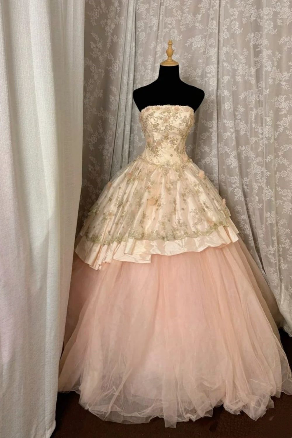 Robe de bal rose poudré à dégradé de broderies et à volants : col bandeau, bordure jacquard, robe longue de soirée fluide NV6438
