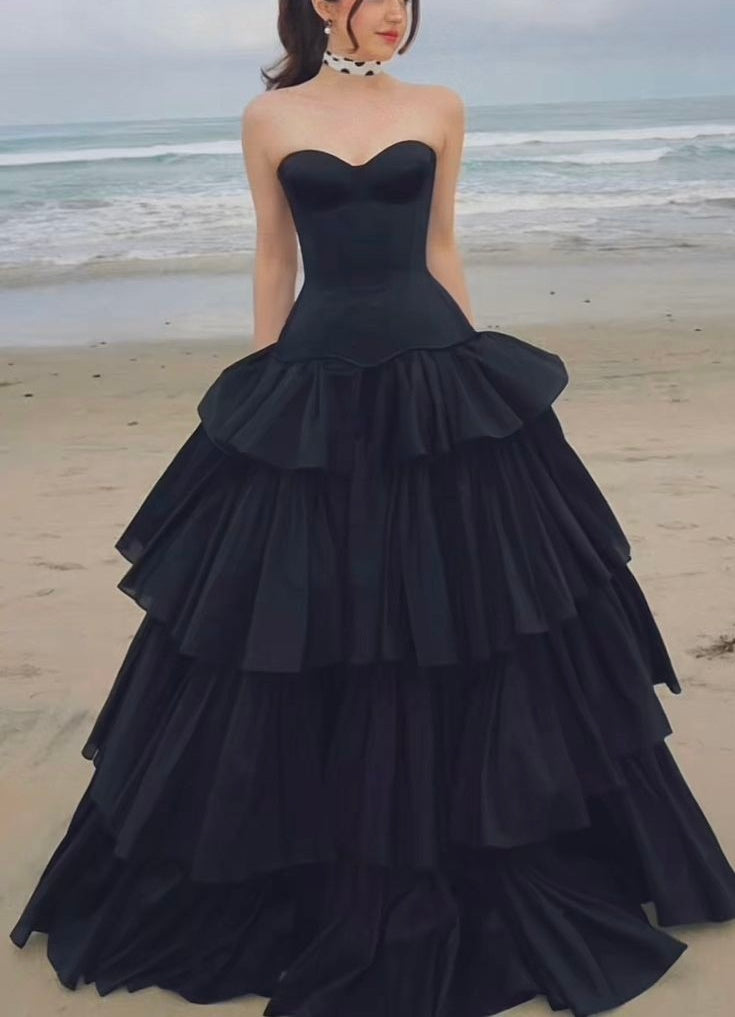 Luxuriöses, perlenbesetztes Abendkleid im Palaststil mit Spaghettiträgern | Schwarzes Satin-Maxikleid mit Schleppe für Galas, Preisverleihungen und exklusive gesellschaftliche Anlässe NV6271