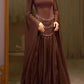 NiceVestidos – Luxuriöses, dunkelbraunes Satin-Chiffon-Kleid mit gespleißtem, quadratischem Ausschnitt, Perlenbesatz, ausgestellten Ärmeln und bodenlanger Länge, NV5755