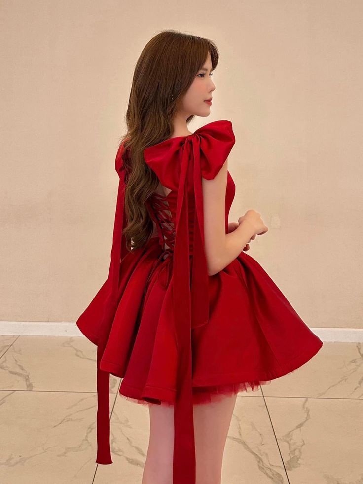 Robe de soirée courte en satin bordeaux avec bretelles et nœud papillon pour anniversaire/fête nv3081