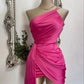 Robe de soirée courte rose à bretelles spaghetti et à une épaule nv3063
