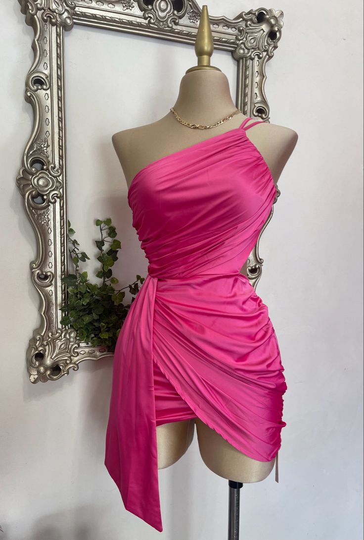 Robe de soirée courte rose à bretelles spaghetti et à une épaule nv3063