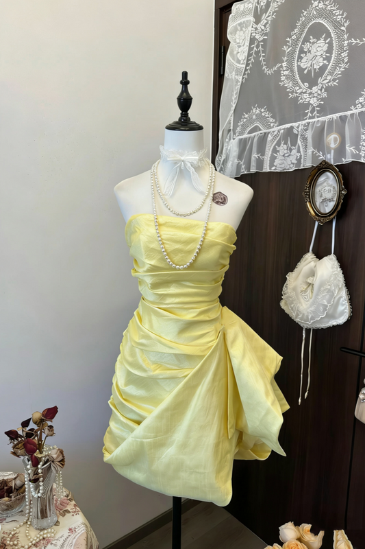Gelbes, gerafftes, trägerloses Mini-Abendkleid im französischen Retro-Stil aus Satin – Luxuskleid für Nachmittagstee und Dates NV6362
