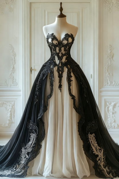Robe gothique longue en tulle et dentelle noire et blanche à empiècements et manches papillon, modèle NV6172