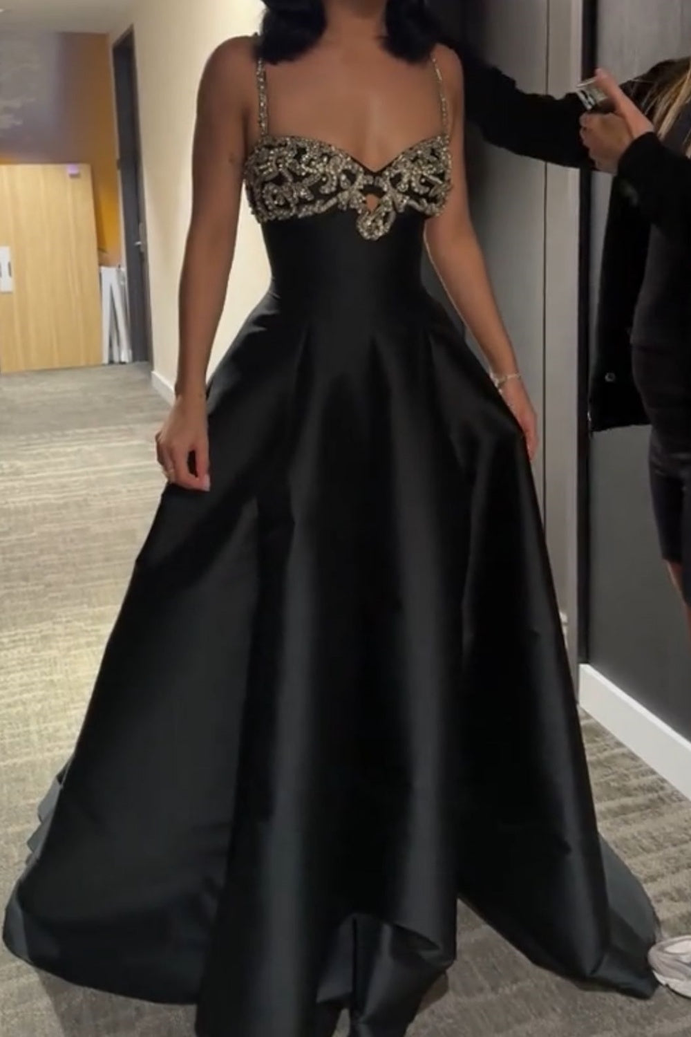Luxuriöses, perlenbesetztes Abendkleid im Palaststil mit Spaghettiträgern | Schwarzes Satin-Maxikleid mit Schleppe für Galas, Preisverleihungen und exklusive gesellschaftliche Anlässe NV6270