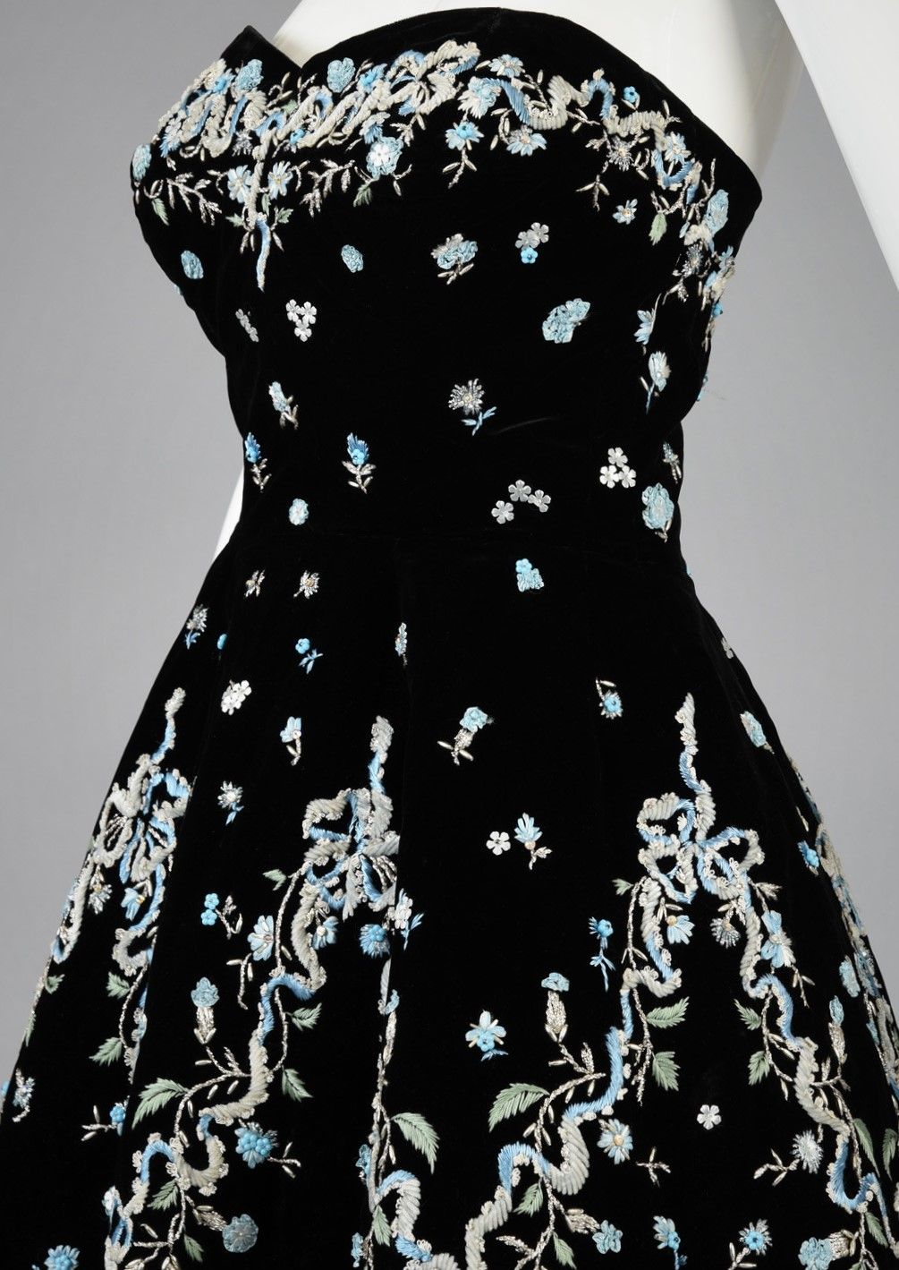 NiceVestidos - Schwarzes, geblümtes Satin-Kurzes formelles Heimkehrkleid Hoco Gown nv5502