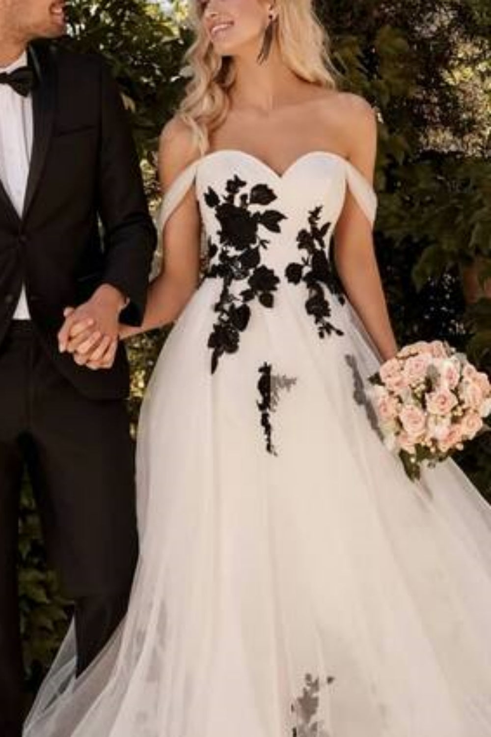 Robe de bal légère en tulle noir brodé de roses, style romantique vintage, épaules dénudées et traîne - Robe élégante pour mariage champêtre et fiançailles NV6338