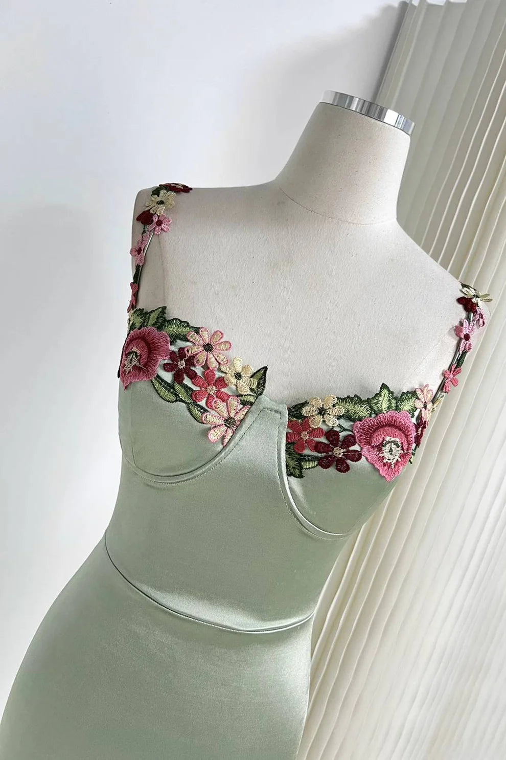 Robe de soirée courte en satin vert sauge, élégante et délicate, avec broderie florale, robe de bal, robe de soirée, robe de bal nv4035