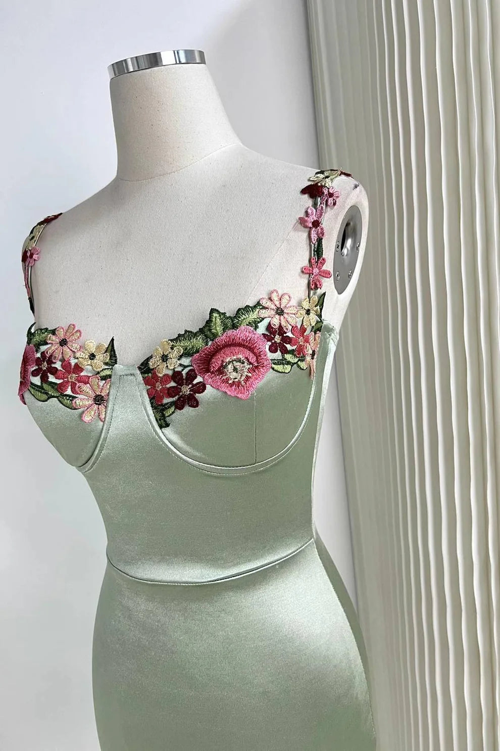 Robe de soirée courte en satin vert sauge, élégante et délicate, avec broderie florale, robe de bal, robe de soirée, robe de bal nv4035