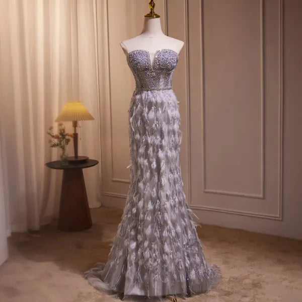 Glitzerndes, schulterfreies, langes Ballkleid im Meerjungfrauen-Stil aus Tüll mit Perlen und Federn nv2048
