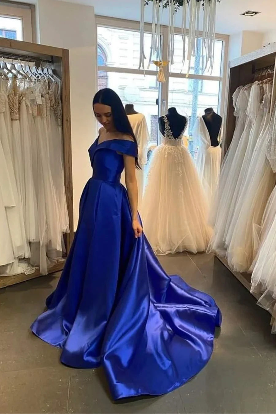 Robe de bal longue en satin à col en V simple, robe de soirée trapèze à épaules dénudées nv1443