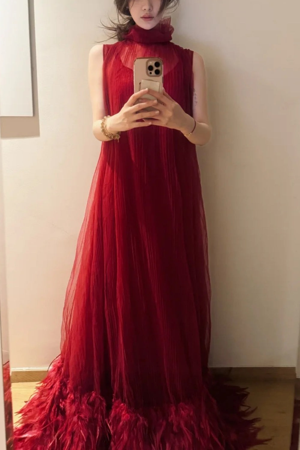 Robe de bal longue rouge en mousseline et fourrure NV6575