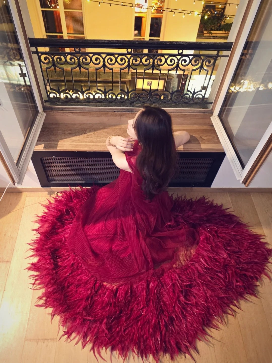 Robe de bal longue rouge en mousseline et fourrure NV6575
