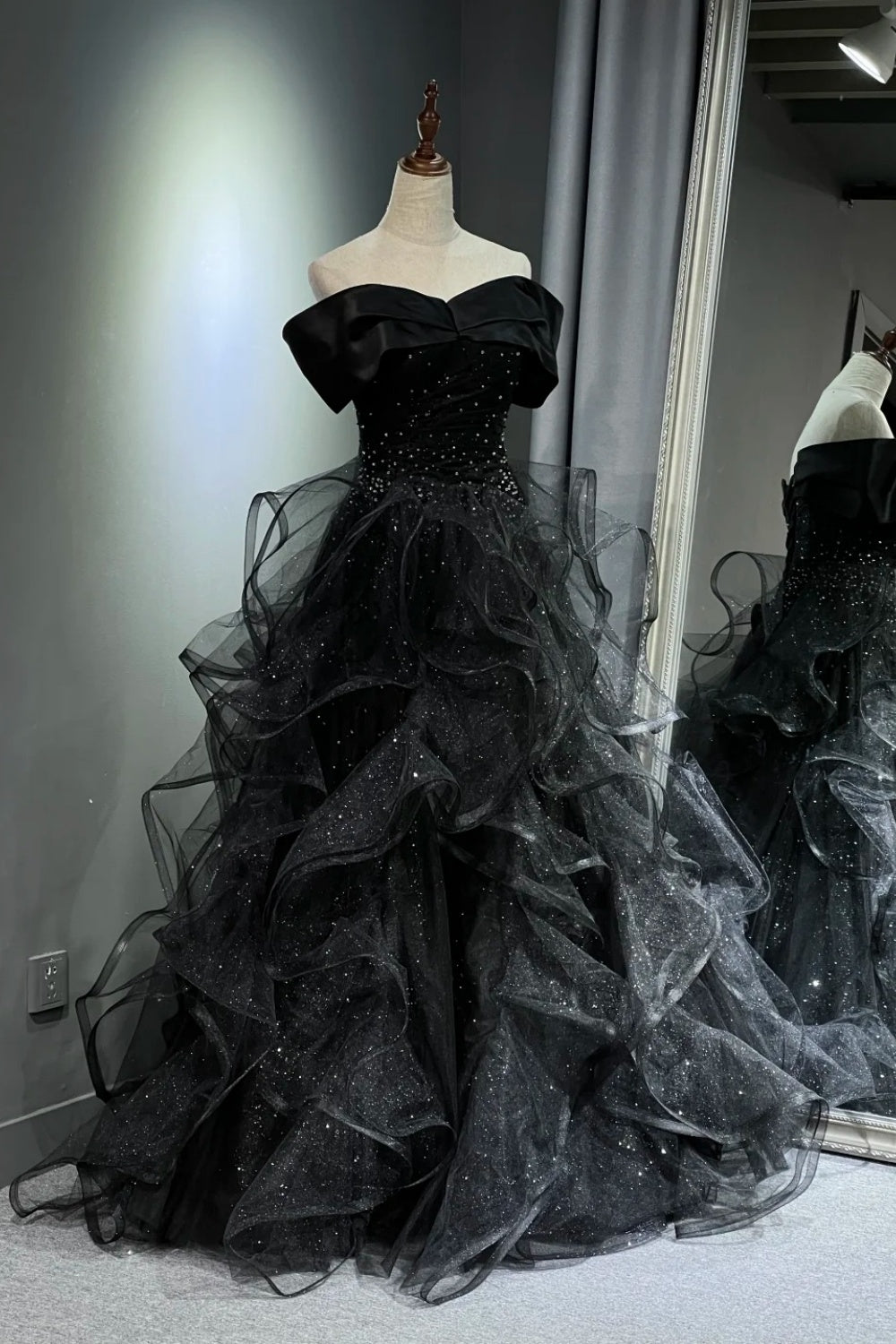 Schwarzes, schimmerndes langes Tüllballkleid NV6629