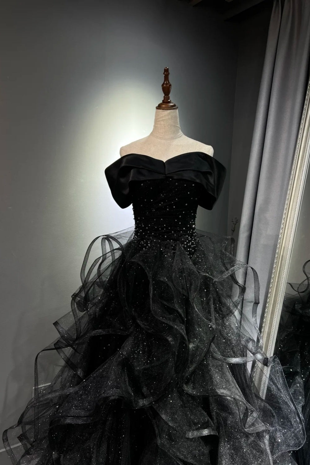 Schwarzes, schimmerndes langes Tüllballkleid NV6629