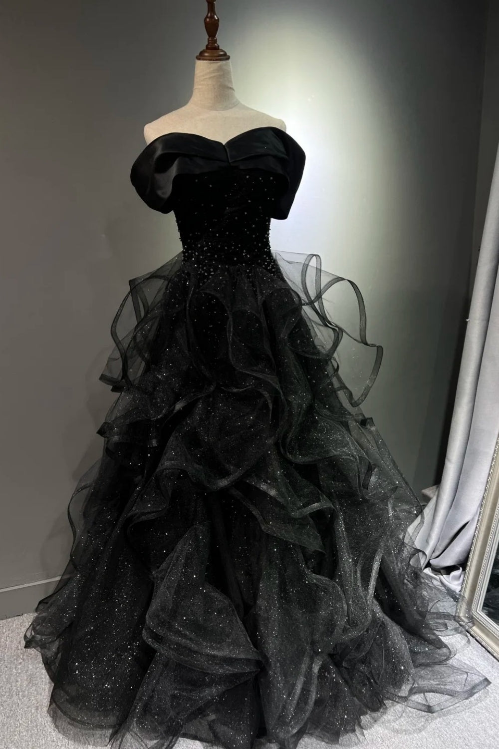 Schwarzes, schimmerndes langes Tüllballkleid NV6629