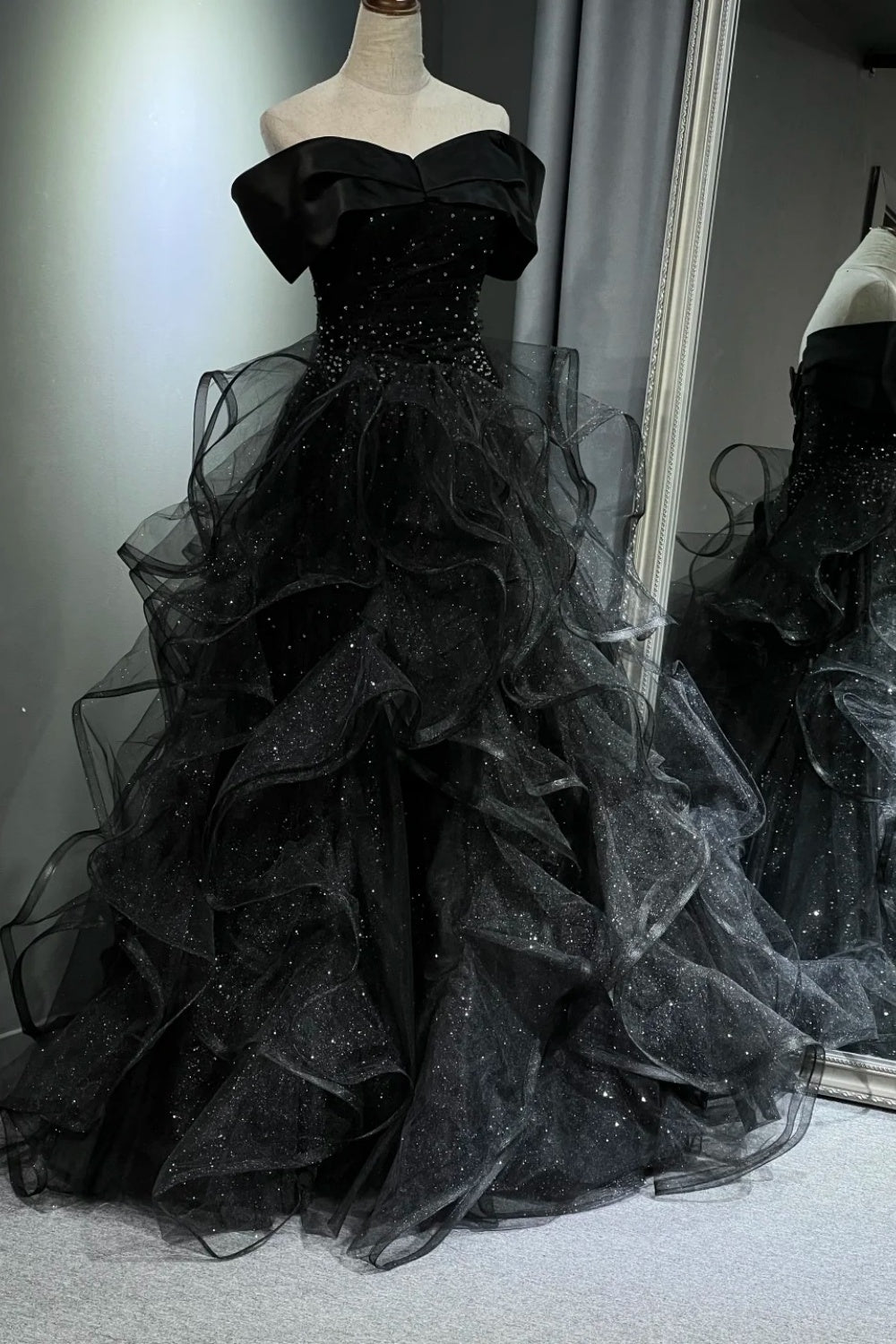 Schwarzes, schimmerndes langes Tüllballkleid NV6629