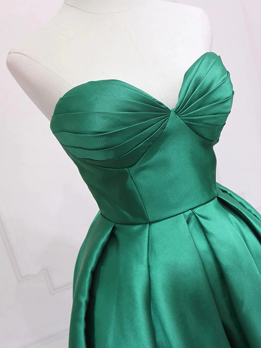 Grüne High Low Partykleider aus Satin, trägerlose grüne Homecoming-Kleider nv1638