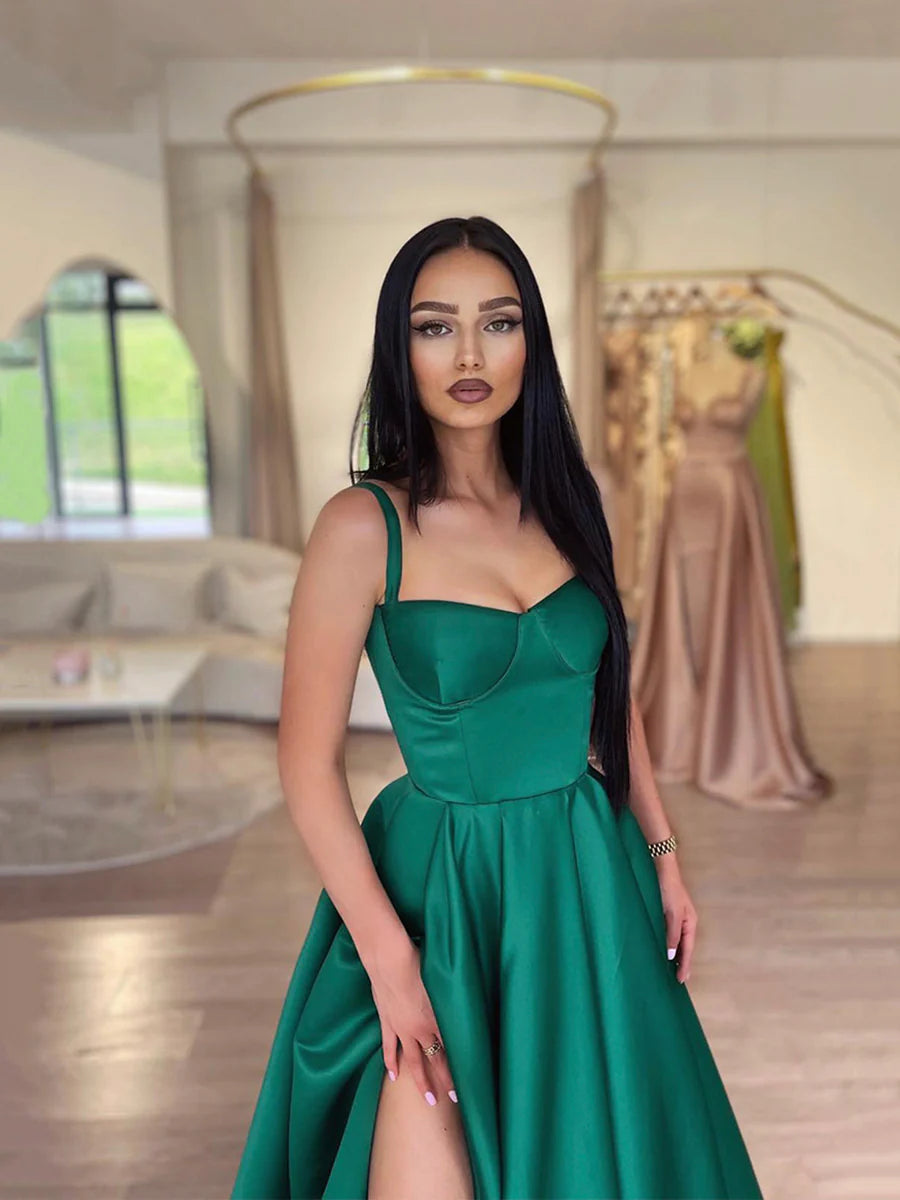 Robe de bal longue en satin vert foncé à bretelles spaghetti et fente nv1437