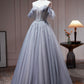 Graues schulterfreies Partykleid aus Tüll mit Perlen, A-Linien-Tüll-Abendkleid, Ballkleid nv1538