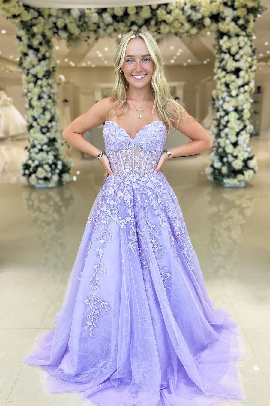 Lavendelfarbenes trägerloses A-Linien-Ballkleid aus Spitze und Tüll in Bodenlänge, nv1439