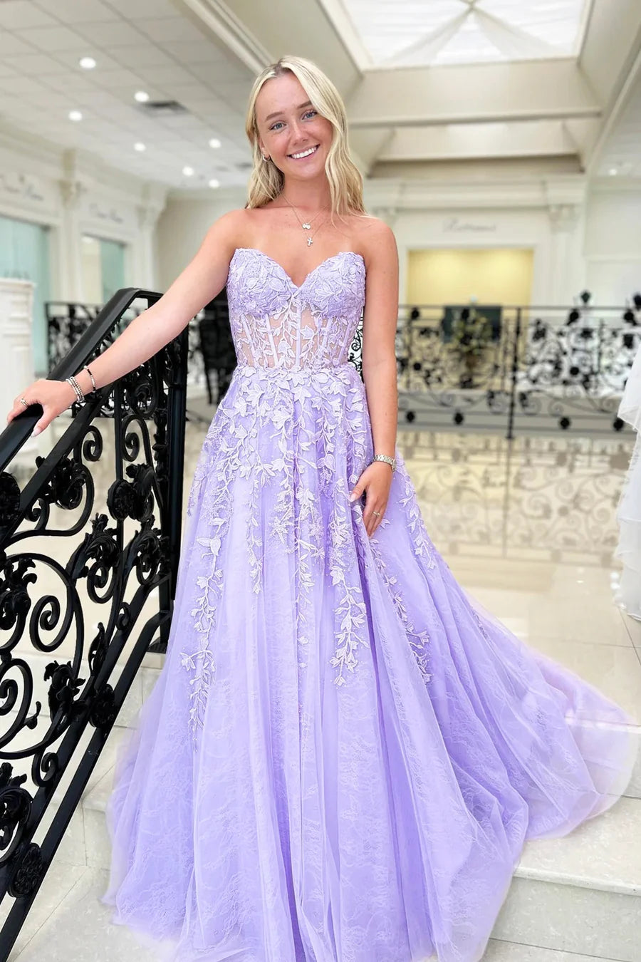 Lavendelfarbenes trägerloses A-Linien-Ballkleid aus Spitze und Tüll in Bodenlänge, nv1439