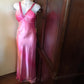 Rosa glänzendes Retro-hübsches modisches V-Ausschnitt-Riemen-langes Satin-Ballkleid-Abendkleid-Partykleid nv3617