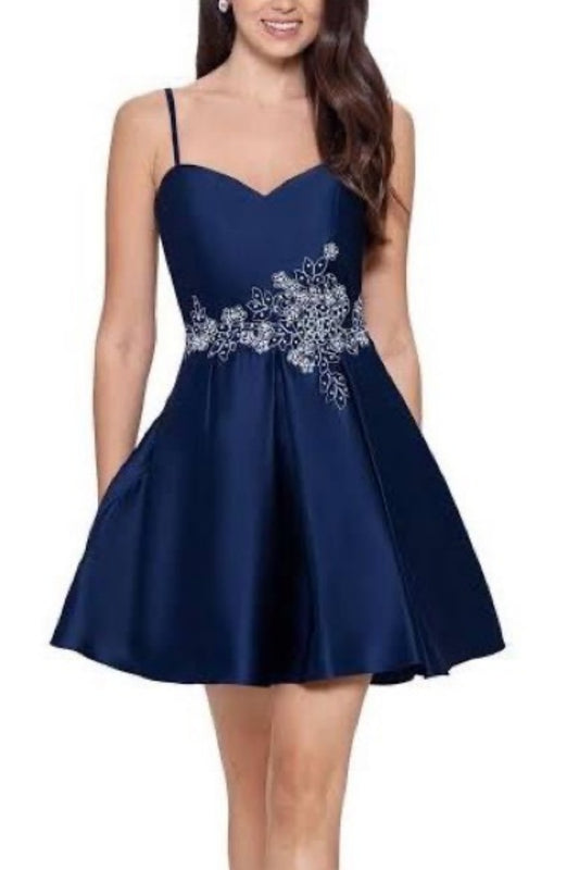 NiceVestidos - Marineblaues, zart geblümtes, kurzes Satin-Heimkehrkleid NV5638