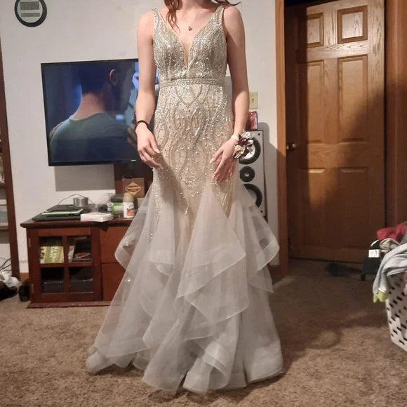 Robe de soirée en tulle à volants, magnifique robe de soirée brillante, col en V, perles exquises, longueur au sol, couleur champagne, robe de bal, robe de soirée nv3620