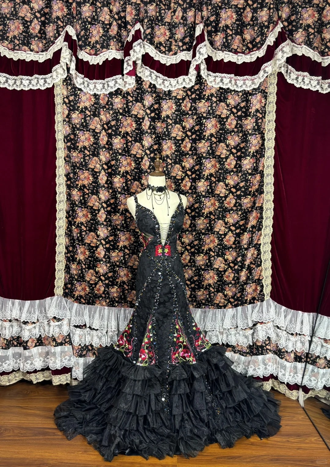 Schwarzes, florales, perlenbesetztes, langes Meerjungfrau-Ballkleid mit Fischschwanz-Ausschnitt, Abendkleid für Quinceanera, NV4641