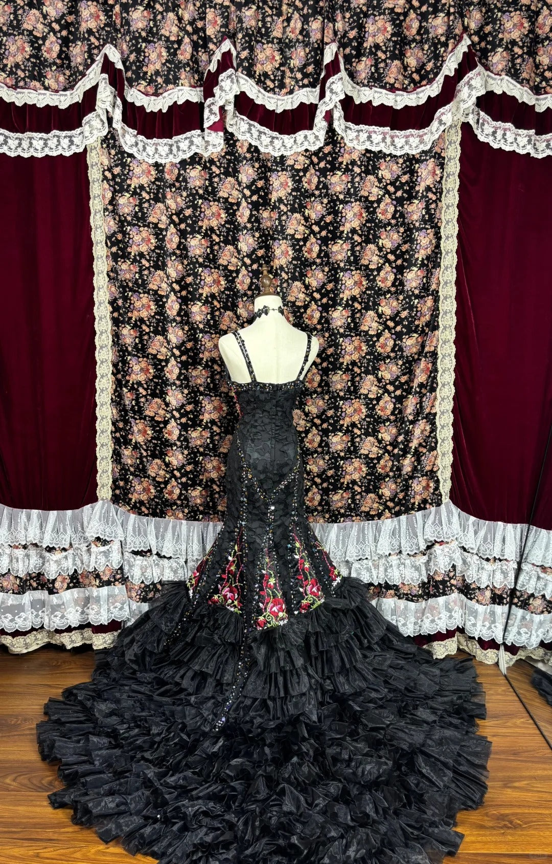 Schwarzes, florales, perlenbesetztes, langes Meerjungfrau-Ballkleid mit Fischschwanz-Ausschnitt, Abendkleid für Quinceanera, NV4641