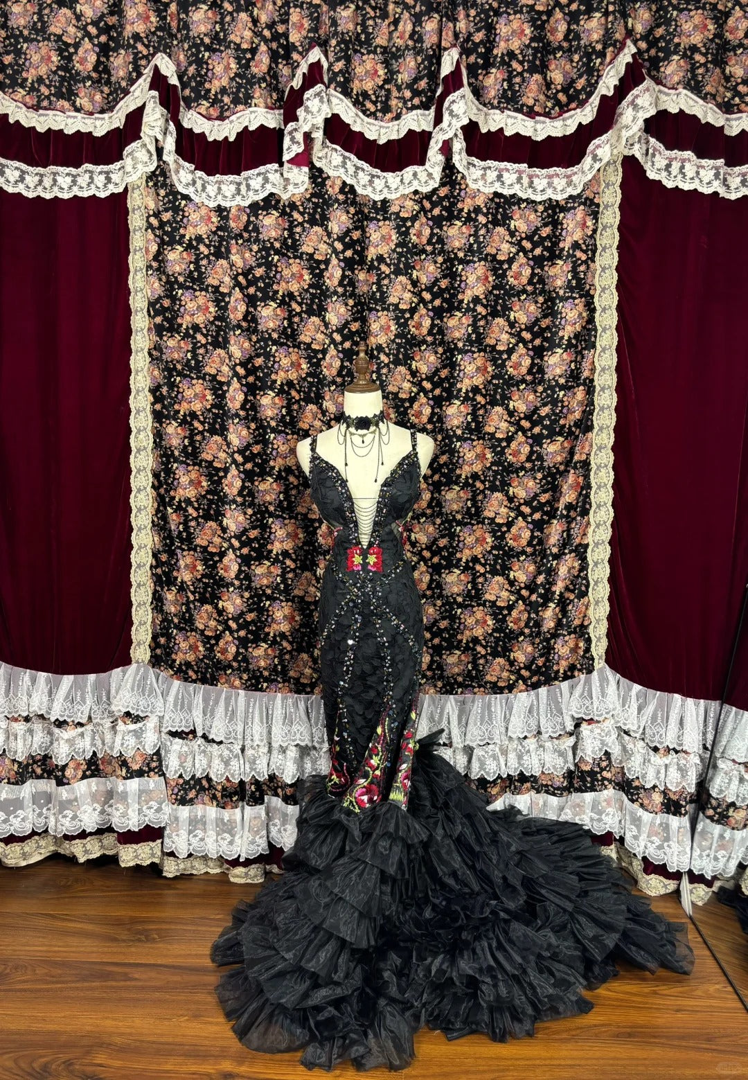 Schwarzes, florales, perlenbesetztes, langes Meerjungfrau-Ballkleid mit Fischschwanz-Ausschnitt, Abendkleid für Quinceanera, NV4641