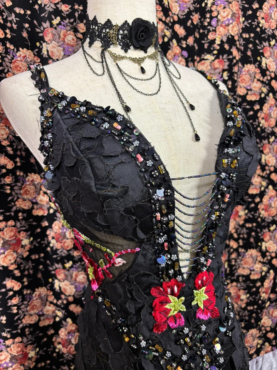 Schwarzes, florales, perlenbesetztes, langes Meerjungfrau-Ballkleid mit Fischschwanz-Ausschnitt, Abendkleid für Quinceanera, NV4641
