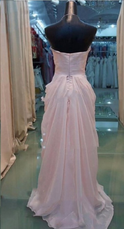 Robe de soirée rose élégante à épaules dénudées et à volants, longueur au sol, décolleté en cœur, robe de bal rose, longueur au sol, nv2052