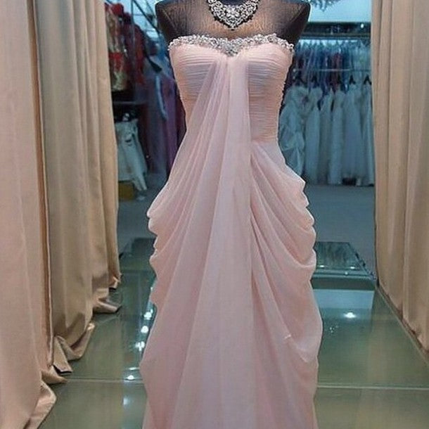 Robe de soirée rose élégante à épaules dénudées et à volants, longueur au sol, décolleté en cœur, robe de bal rose, longueur au sol, nv2052