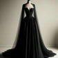 Robe de soirée gothique sombre en satin et dentelle noire avec cape et traîne - Robe de soirée et de cosplay sur le thème des sorcières NV6378