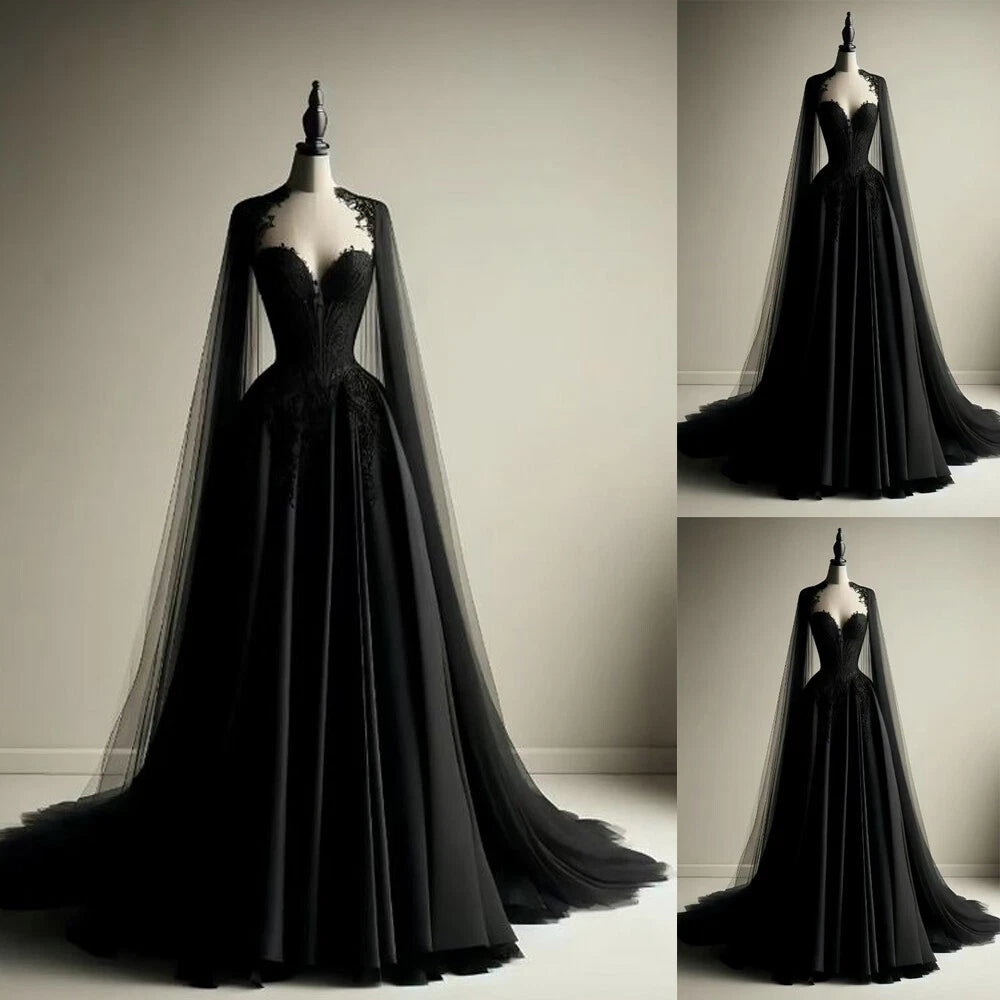 Robe de soirée gothique sombre en satin et dentelle noire avec cape et traîne - Robe de soirée et de cosplay sur le thème des sorcières NV6378