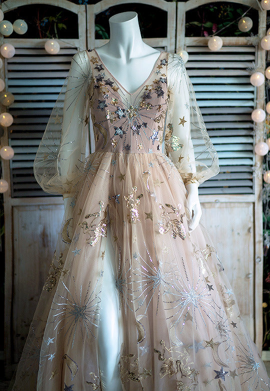 Hellfarbenes, exquisites, elegantes und modisches langes Tüllballkleid mit sternenmusterbesetzten langen Ärmeln NV6875