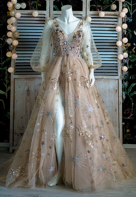 Hellfarbenes, exquisites, elegantes und modisches langes Tüllballkleid mit sternenmusterbesetzten langen Ärmeln NV6875