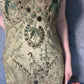 Bezauberndes, dunkelgrünes, langes, exquisites Ballkleid mit Perlenbesatz im Vintage-Stil, NV5434