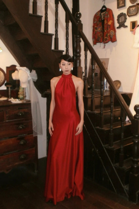 Elegantes, langes Abendkleid aus Satin mit roten Strumpfhaltern NV6603