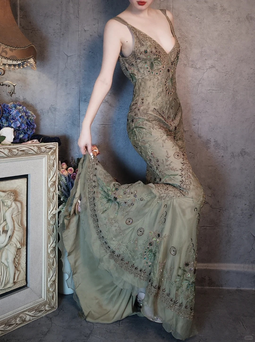 Bezauberndes, dunkelgrünes, langes, exquisites Ballkleid mit Perlenbesatz im Vintage-Stil, NV5434