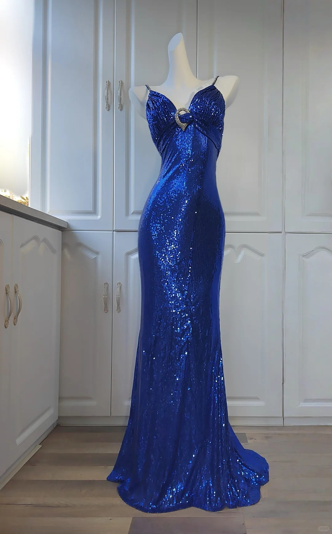 Ein wunderschönes, funkelndes, elegantes blaues Meerjungfrauen-Ballkleid mit langen Pailletten als Abendkleid nv5224